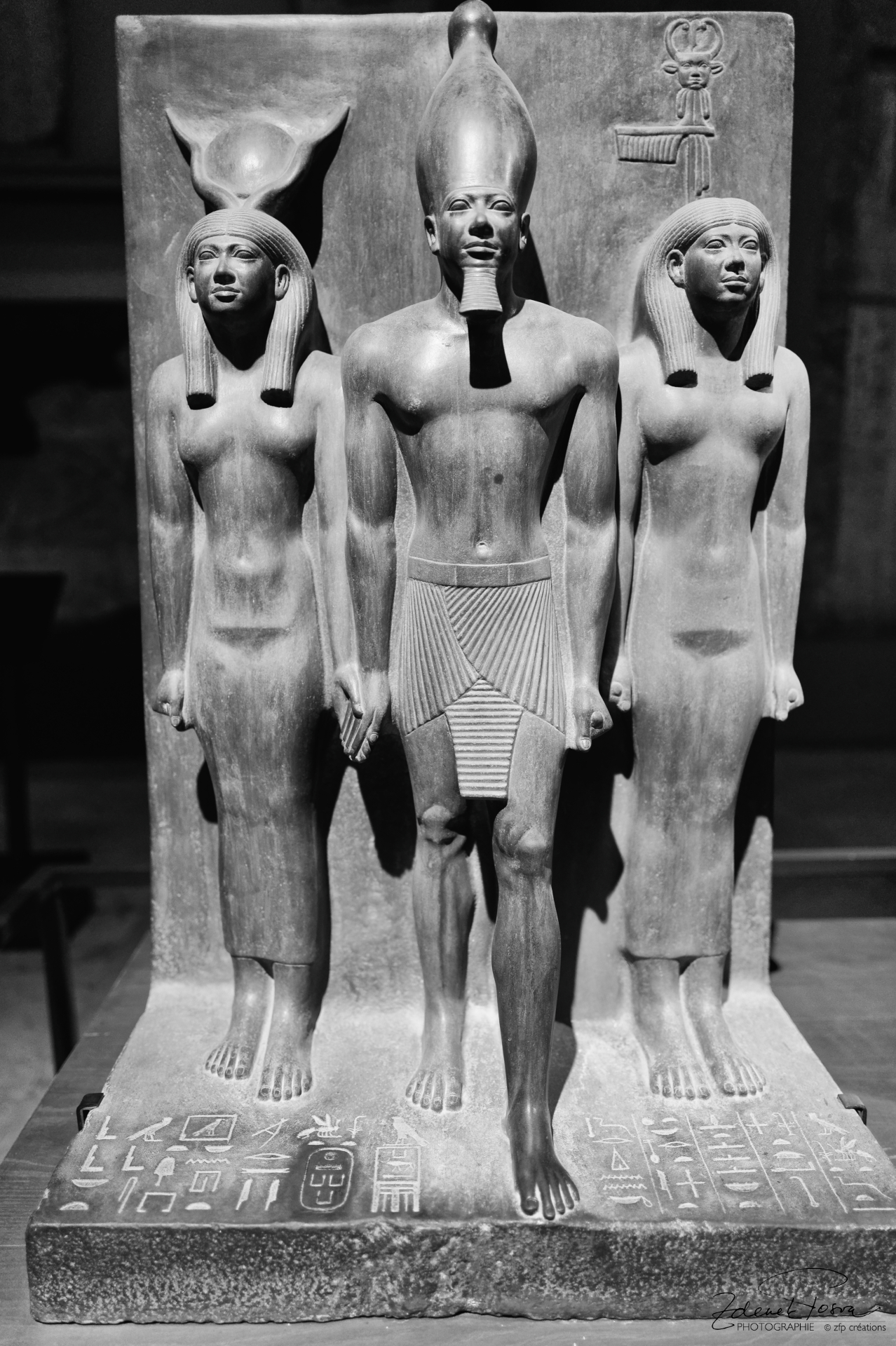Le pharaon Menkaure, se femme Hathor (à sa droite) et une divinité