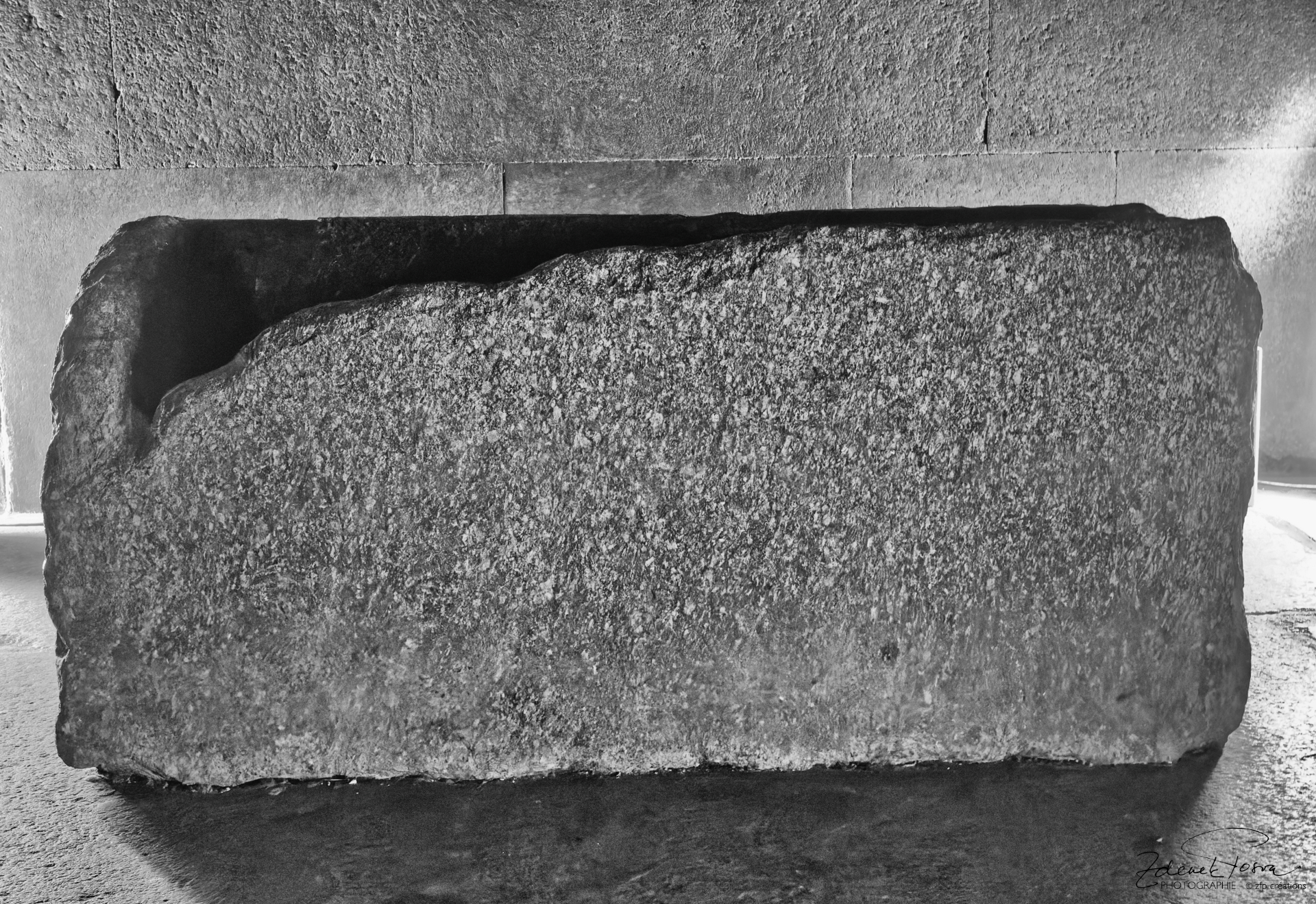 A l'intérieur de la Grande pyramide de Gizeh, le sarcophage