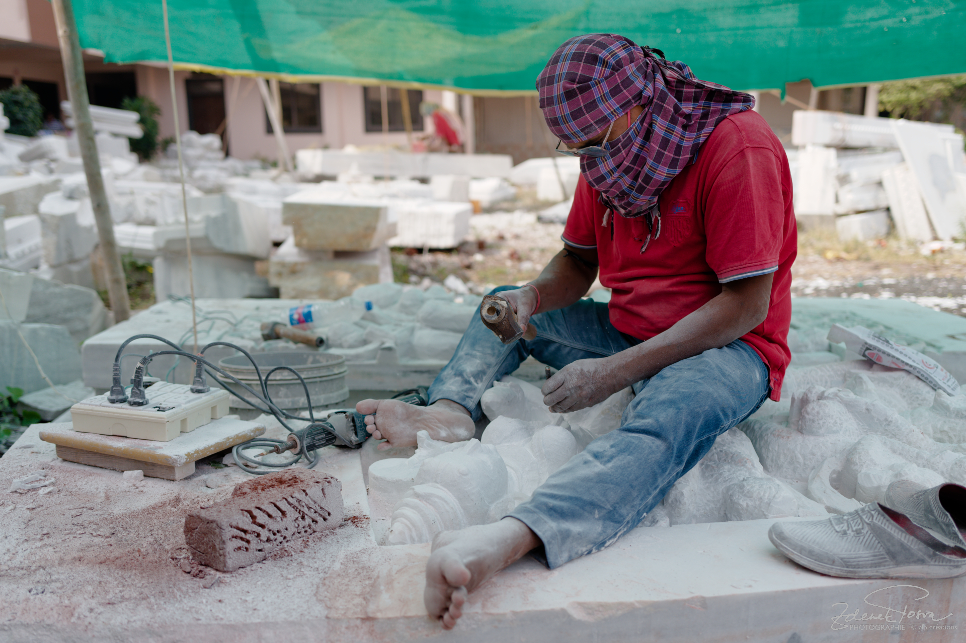Le sculpteur créé le rélief pour un temple