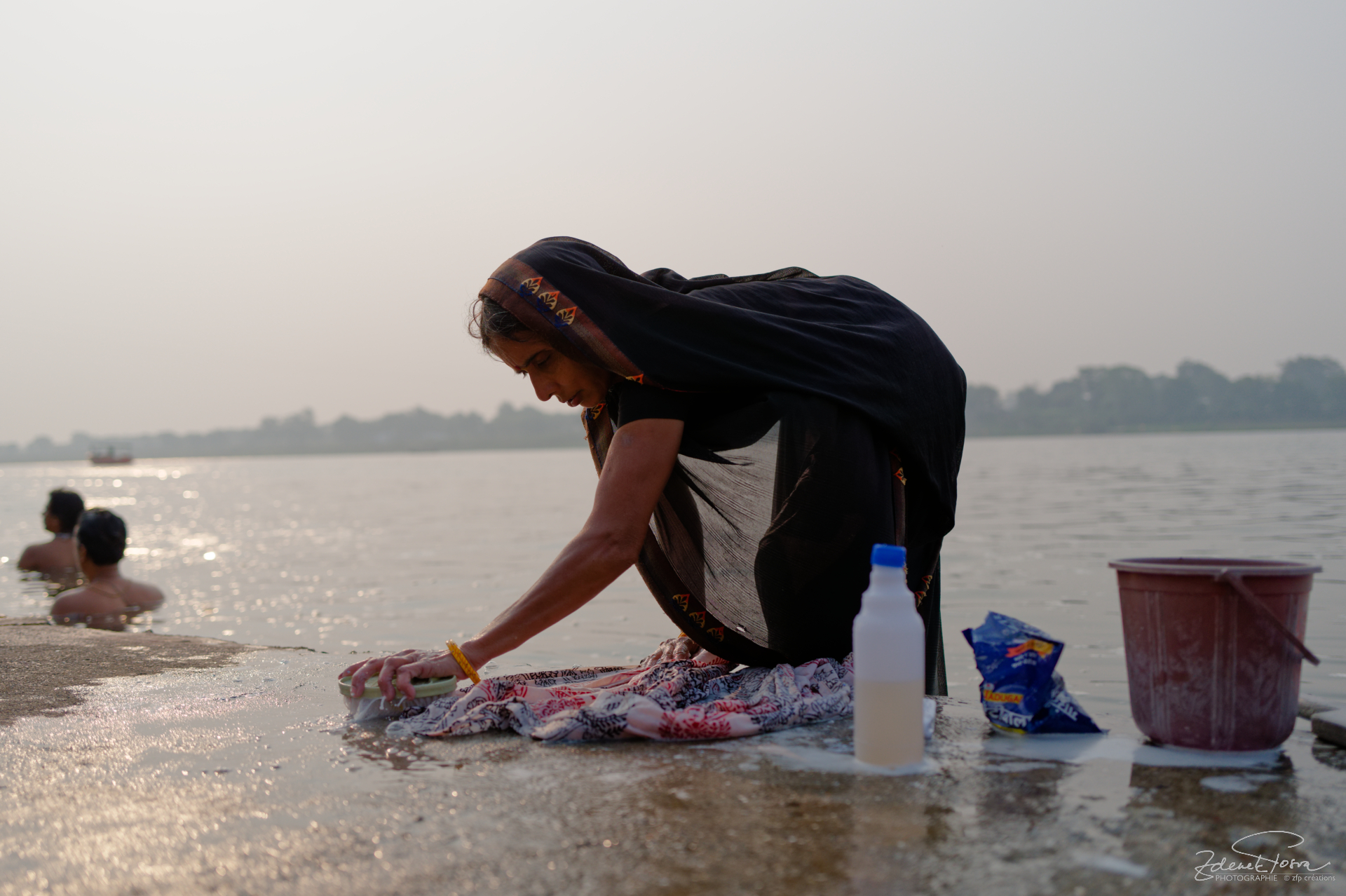 Des gestes quotidiens au bord de la rivière Narmada