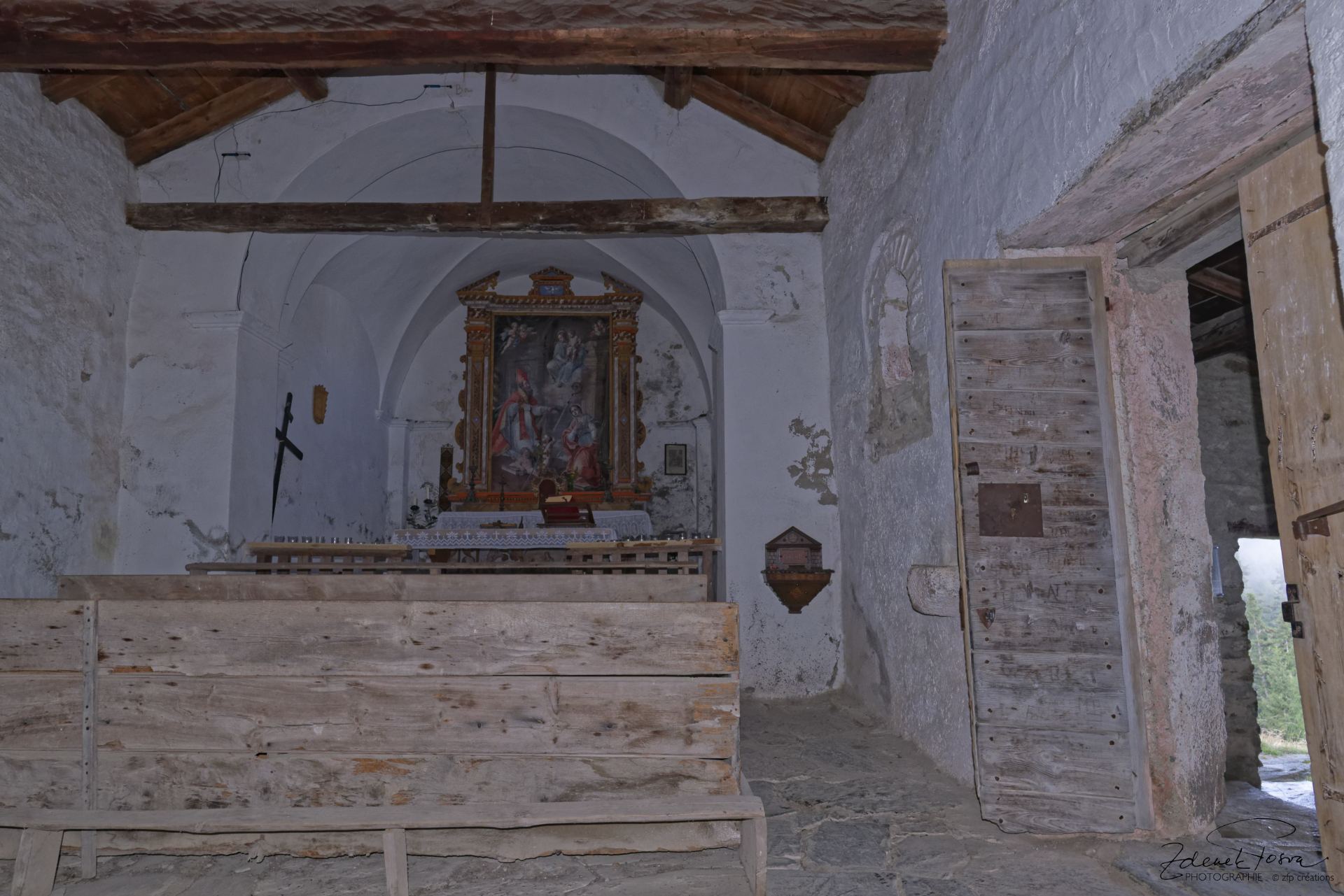 L'intérieur de l'église de San Romerio 