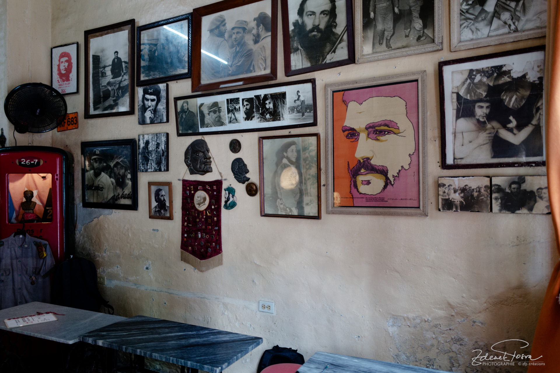 Le bar décoré avec des objets en lien avec la révolution cubaine et rassemblés dans le pays, Santa Clara