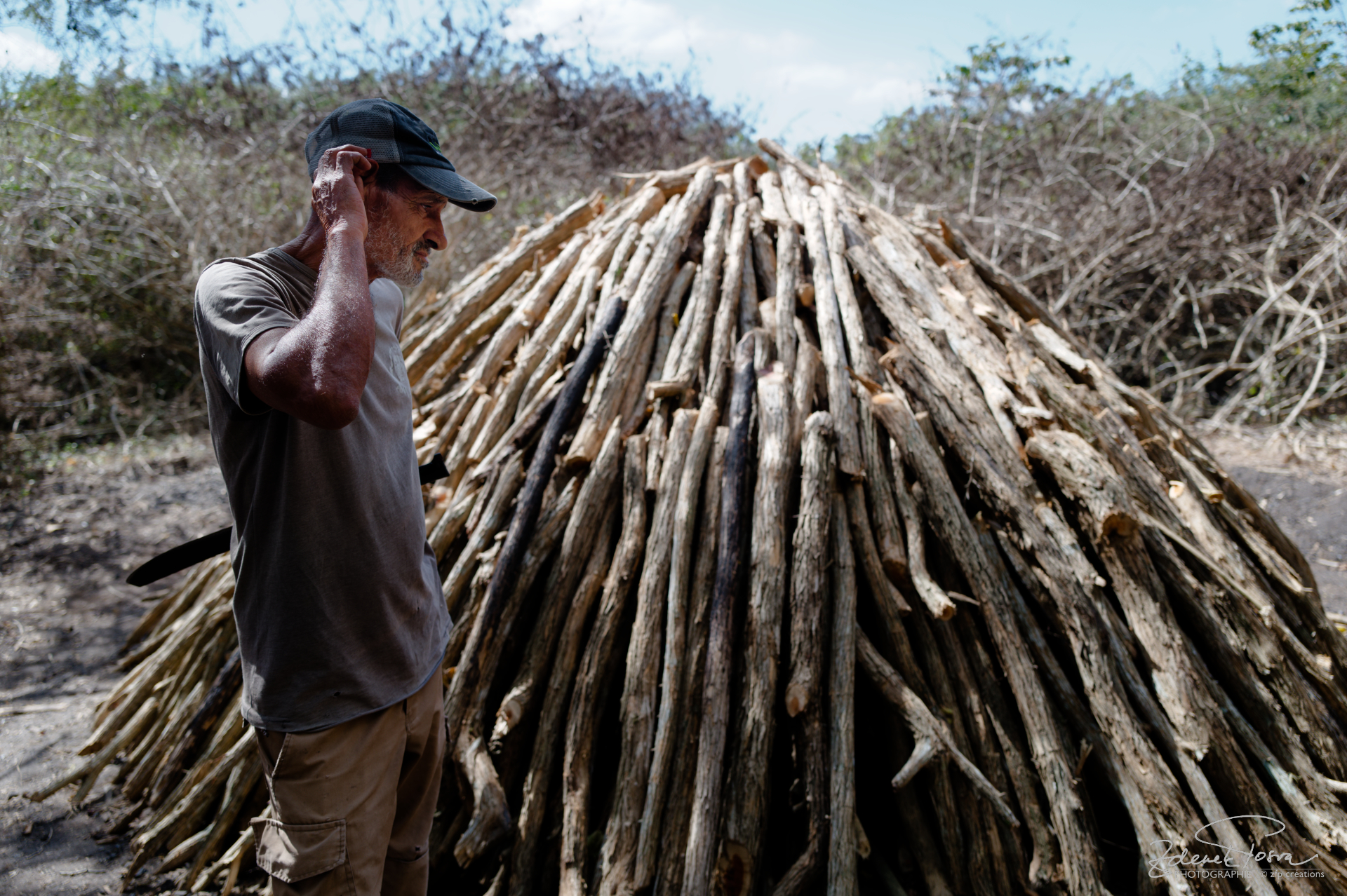 Construction d'une meule à charbon de bois, Ciego de Ávila