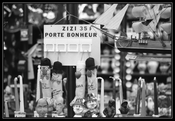 Dans la vitrine d'un magassin à Quimper