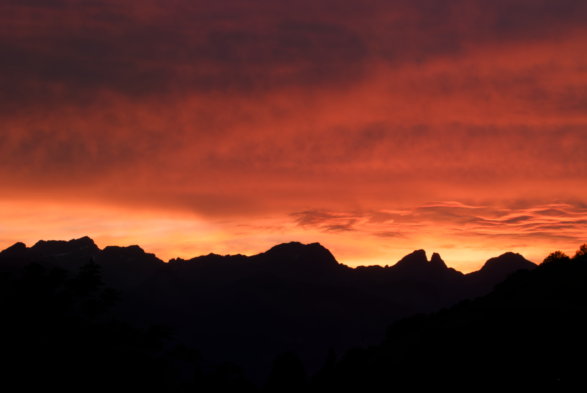 Le soleil a peint le ciel en rouge