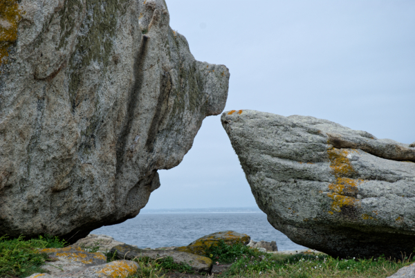 C'est par le toucher du nez que les pierres se saluent