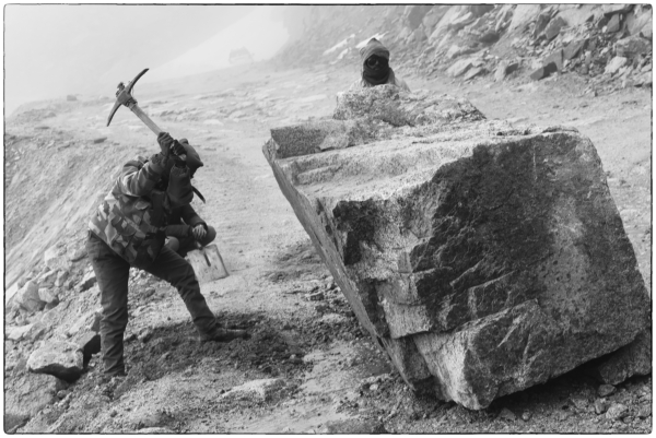 Une lute inégale sur la route de Khardong La au Ladakh