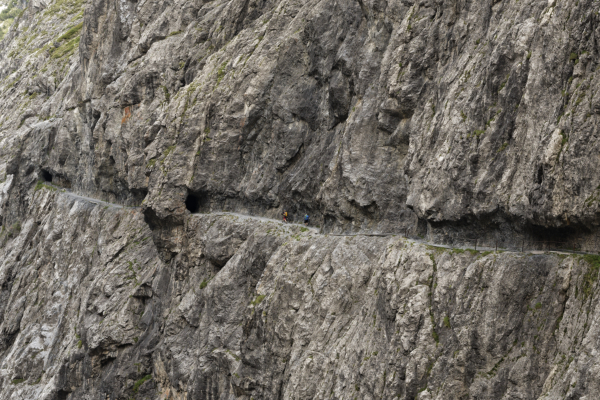 Un passage taillé dans la montagne pour rejoindre Sesvenna en Italie depuis Sur En en Engadine